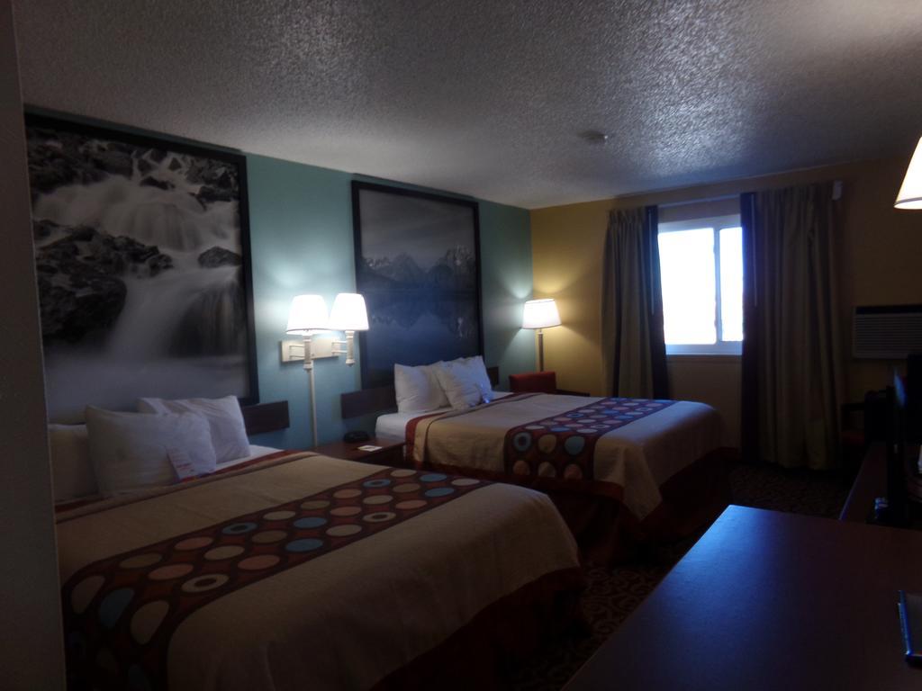 Super 8 By Wyndham Gillette Hotel Exterior foto