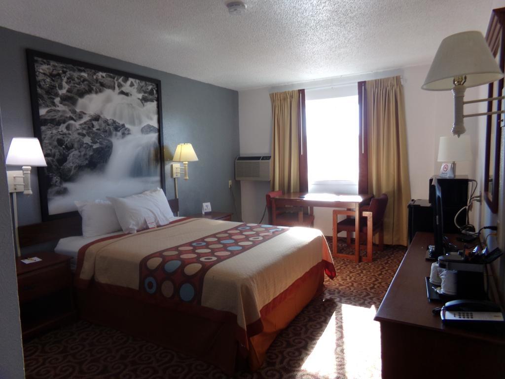 Super 8 By Wyndham Gillette Hotel Exterior foto